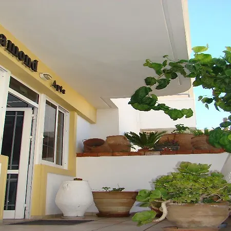 Diamond & מלון דירות 3*